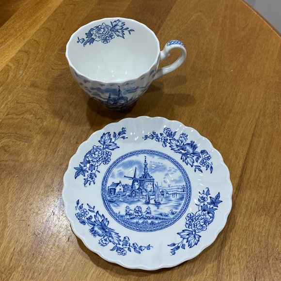 Vintage, teacup/saucer set, “Tulip Time”, by Johnson Bros. - Picture 12 of 12